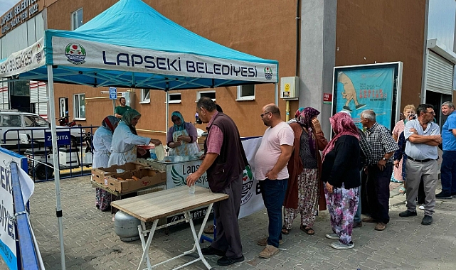 Lapseki Belediyesi'nden Mevlid Kandili'nde lokma ikramı