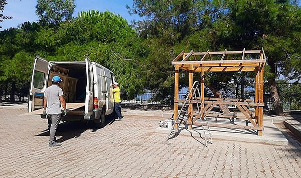 Lapseki Belediyesi’nden Plevne Ortaokulu’na kamelya çatısı yapımı
