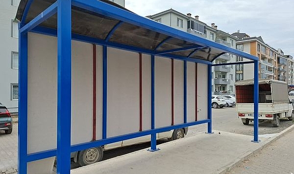 Lapseki'de yolcu bekleme durakları ve yaya kaldırımı çalışmaları tamamlandı