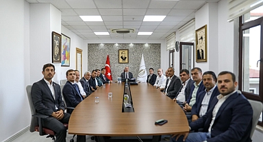 Çanakkale Valisi Ömer Toraman, muhtarlarla bir arada