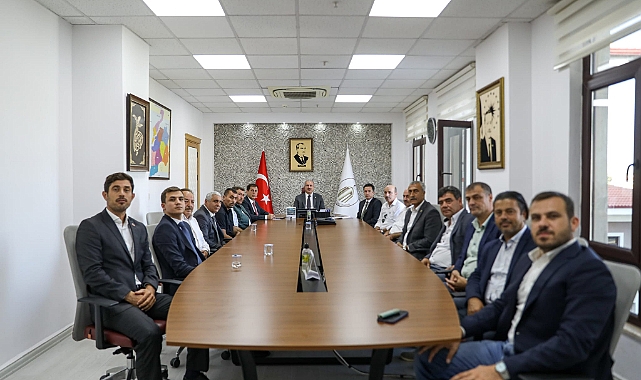 Çanakkale Valisi Ömer Toraman, muhtarlarla bir arada