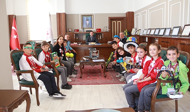 Kaymakam Ercan Kayabaşı, Robotik Turnuvada başarı elde eden öğrencileri tebrik etti