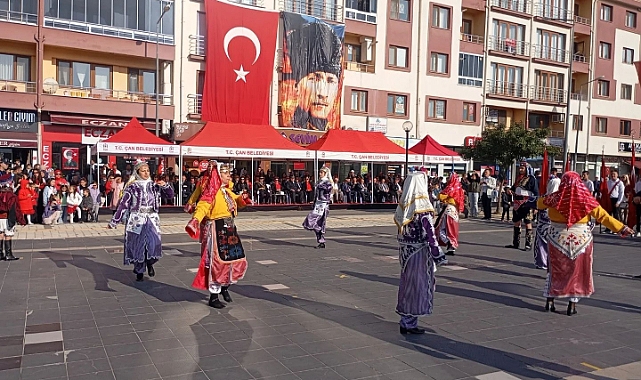 Kazdağları Halk Oyunları Topluluğu Cumhuriyet'in 101. yılına özel gösteri düzenledi