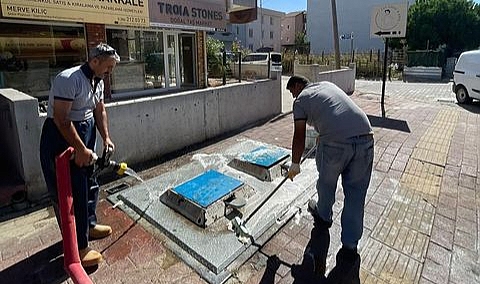 Kepez'de yer altı konteynerleri temizleniyor