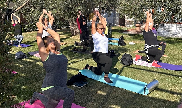 Küçükkuyu'da huzur dolu yoga dersi