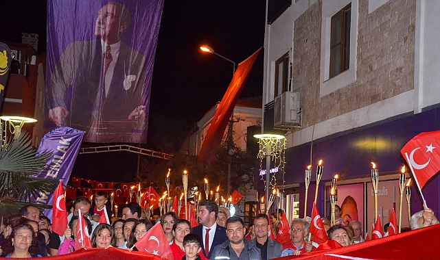 Küçükkuyu'da gece meşaleler ile aydınlandı