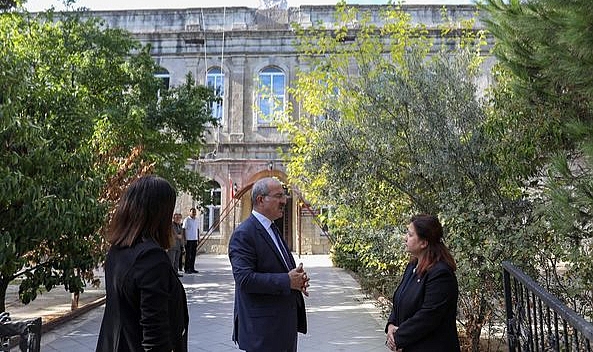 Vali Toraman, Öğretmenevi'nin restorasyon çalışmalarını inceledi