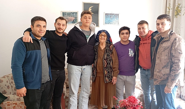95 yaşındaki Naşide Güven'e öğrencilerden sürpriz