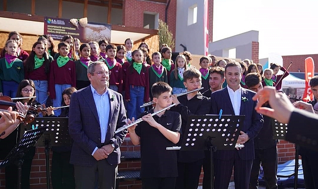 Başkan Ergin’den “Zeytin Çekirdekleri” korosuyla festivalde renkli düet