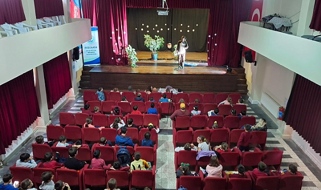 Bozcaada'da tiyatro ve dansla renklenen Dünya Çocuk Hakları Günü