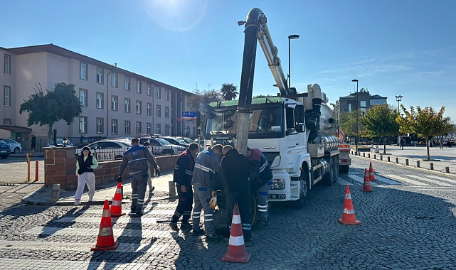 Çanakkale Belediyesi, yağışlar öncesi temizlik çalışmalarına devam ediyor