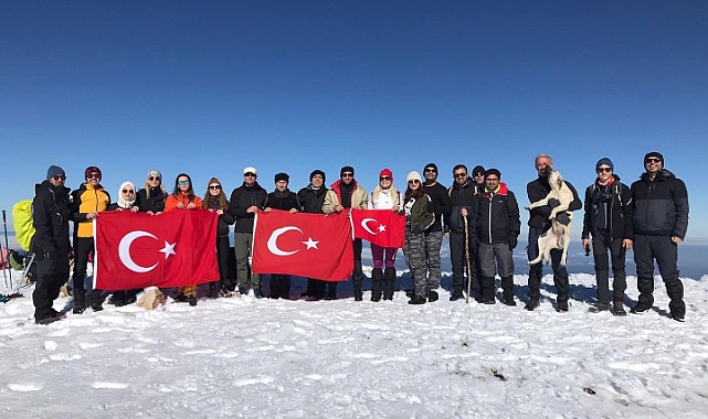 Cumhuriyet coşkusu Ilgaz Dağı zirvesinde yaşandı
