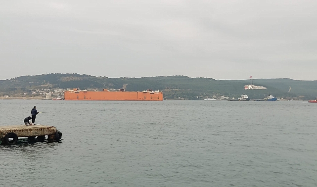 Dev Yüzer Havuz ‘Dourado' Çanakkale Boğazı'ndan geçti