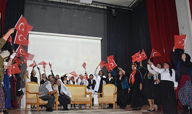 Gelibolu’da “Zamansız Kadınlar” tiyatral konferansı gerçekleşti