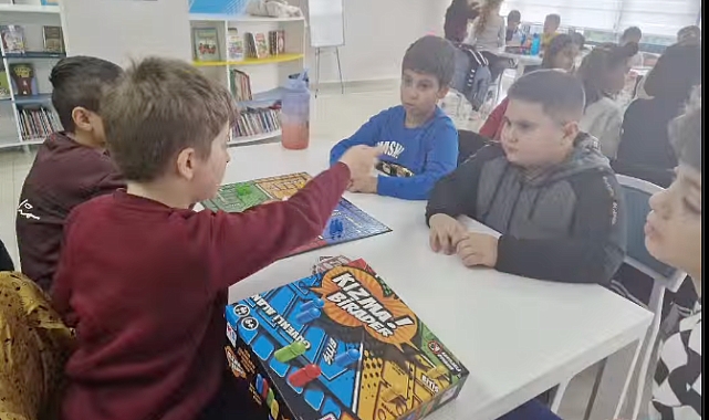 Öğrenciler kütüphanede eğlenceli zaman geçirdi