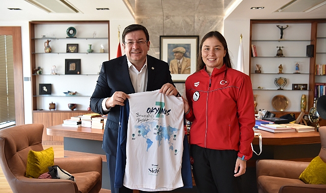 Ultra maraton yüzücüsü Bengisu Avcı, Başkan Erkek'i ziyaret etti