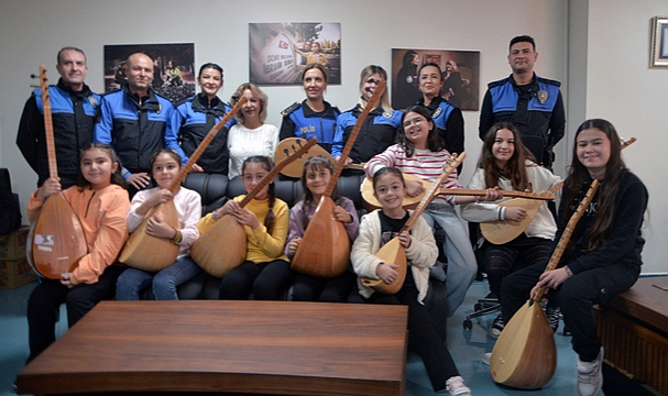 Adana’da Dezavantajlı Çocuklardan Bağlama Dinletisi