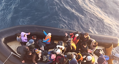 Çanakkale açıklarında 12 düzensiz göçmen ve 18 çocuk yakalandı