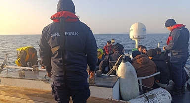 Çanakkale açıklarında 20 düzensiz göçmen yakalandı