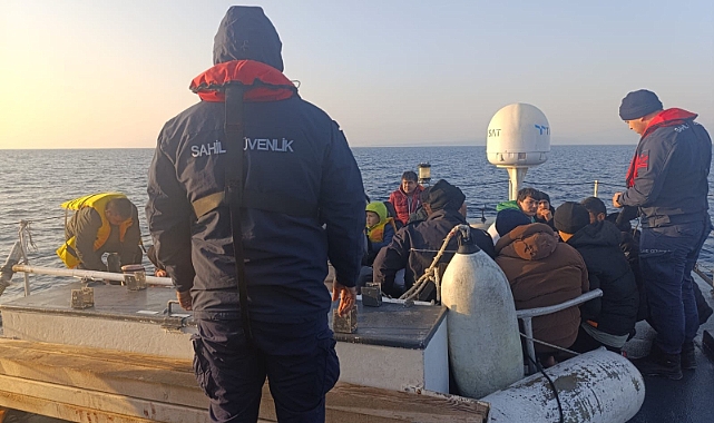 Çanakkale açıklarında 20 düzensiz göçmen yakalandı
