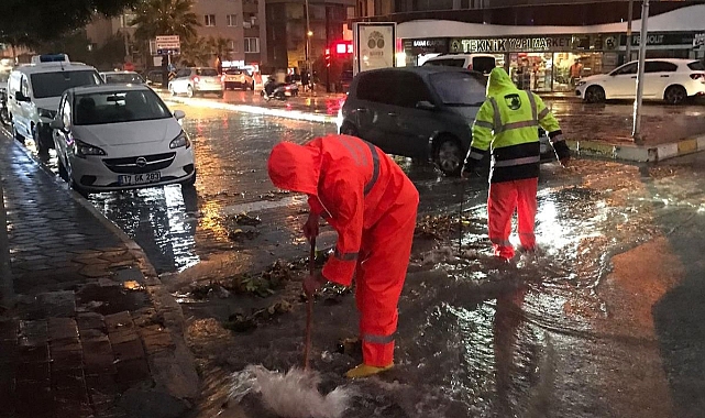 Çanakkale Belediyesi ekipleri kuvvetli yağışlara karşı saha çalışmalarını sürdürdü
