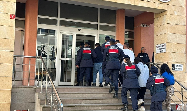 Çanakkale'de kendilerini jandarma olarak tanıtan dolandırıcılar tutuklandı