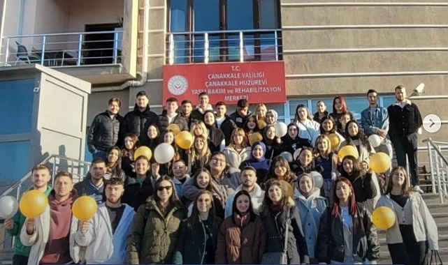 Ezine MYO öğrencilerinden huzurevine anlamlı ziyaret