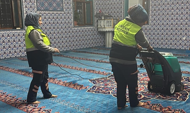 Gökçeada Belediyesi’nden Fatih Camisi’nde halı temizliği