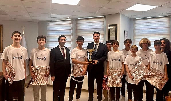 Kaymakam Haydaroğlu, İstiklal Ortaokulu Voleybol Takımını tebrik etti