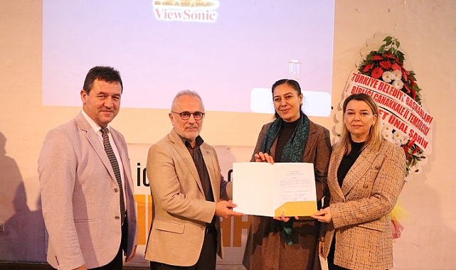 AK Parti Ayvacık Kadın Kolları Kongresi'nde yeni başkan Asuman Genç oldu