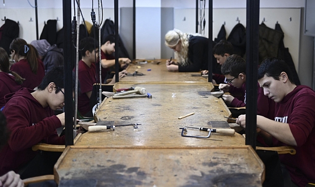 Ambalaj atıkları şık takılara dönüşüyor