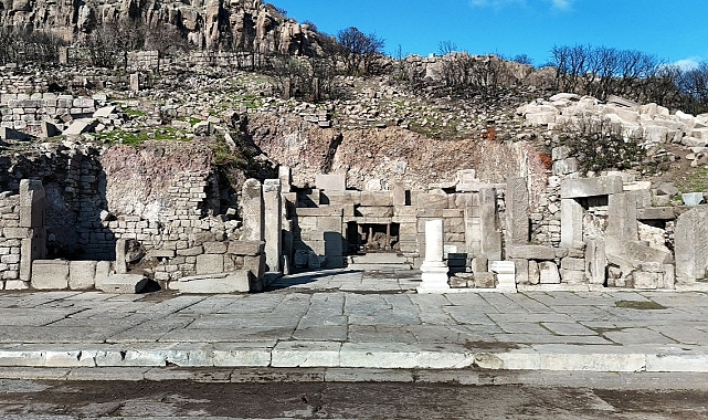 Assos Antik Kentinde Mozaik ve Anıt Mezar keşfedildi