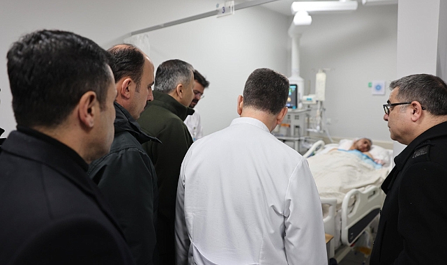Bakan Yerlikaya, enkazdan çıkarılan vatandaşları ziyaret etti