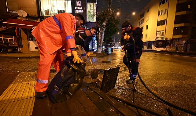 Çanakkale Belediyesi ekipleri, kuvvetli yağışla mücadelede saha görevi yürüttü