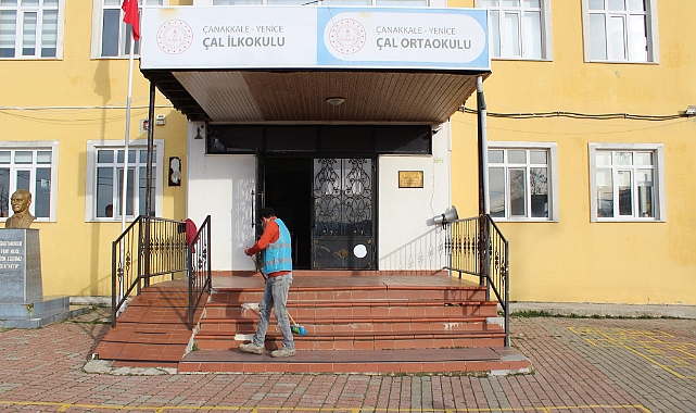 Çanakkale’de yükümlüler okulları temizledi