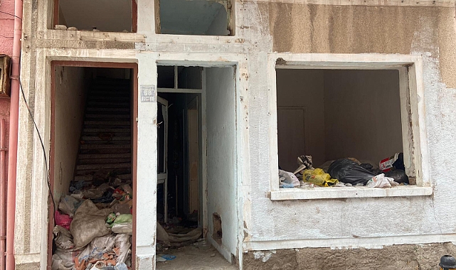Çanakkale'deki metruk binalar çöplüğe dönüştü