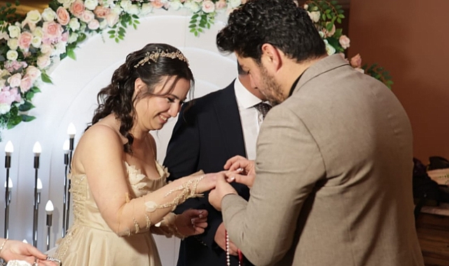 Başkan Gürel çiftin nişan yüzüklerini kesti