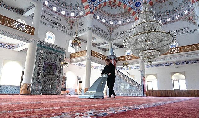 Biga'da Ramazan öncesinde camiler temizleniyor