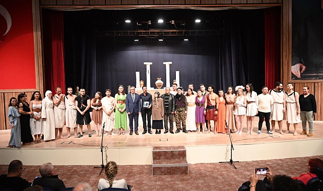 Biga İlçe Tiyatrosu, "Lysistrata - Kadınların Savaşı" ile sezonu açtı