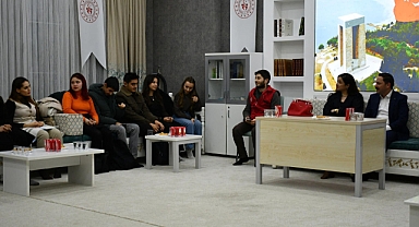 Biga Kaymakamı Ercan Kayabaşı, üniversiteli gençlerle bir araya geldi