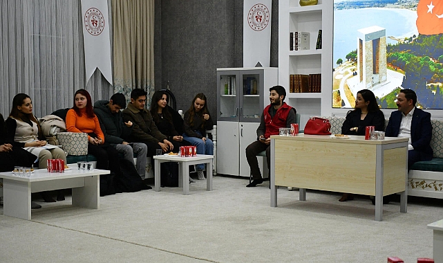 Biga Kaymakamı Ercan Kayabaşı, üniversiteli gençlerle bir araya geldi