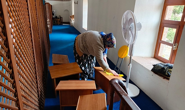 Camiler el birliği ile temizlendi
