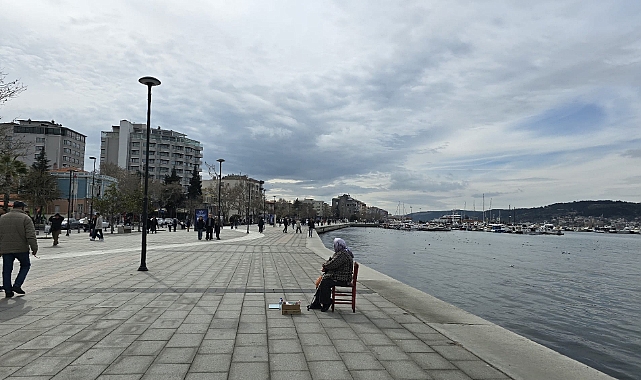 Çanakkale’de Hava Isındı, Kentliler Sokaklara Akın Etti