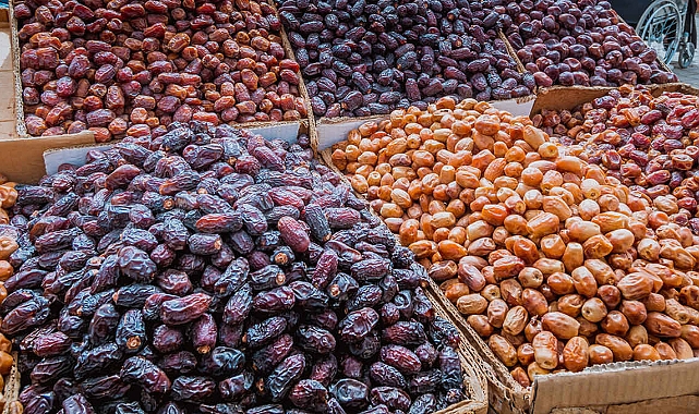 Hurma Ramazan Öncesi Tezgahlardaki Yerini Aldı! İşte 2025 Hurma Fiyatları...