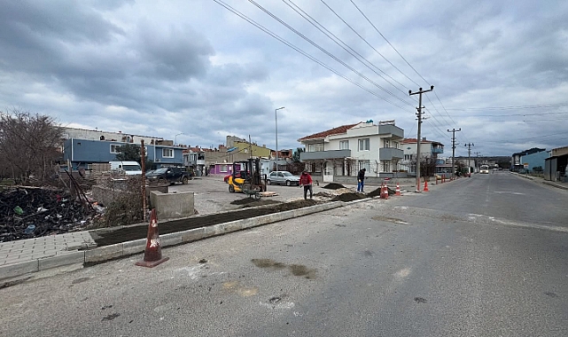 Lapseki’de okul önünde kaldırım çalışmaları tamamlandı