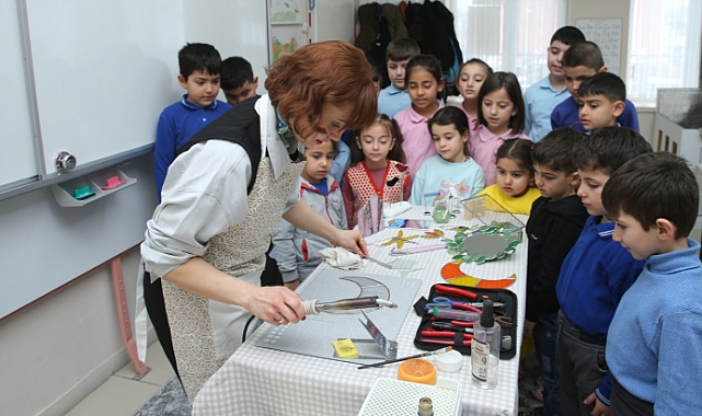 Öğretmen Duygu Dönmez Demir, Vitray Sanatını Öğrencilerine Tanıttı