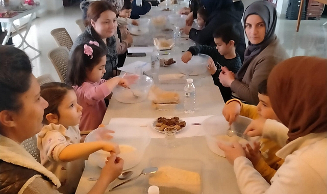 Altınoluk Necmi Şahin Anaokulu öğrencileri ekmek yaptı