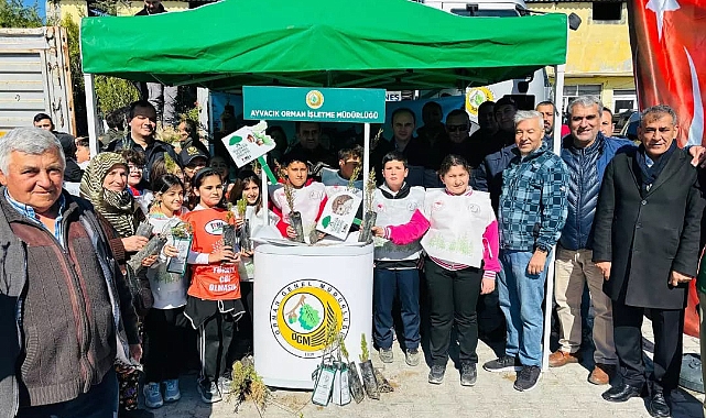 Ayvacık'ta vatandaşlara fidan dağıtıldı