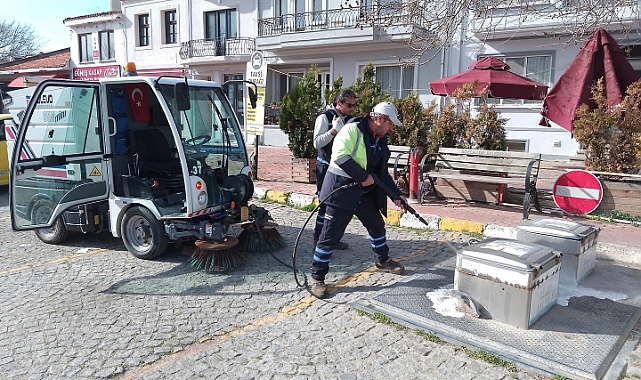 Bozcaada’da çöp konteynerleri ve geri dönüşüm üniteleri temizlendi