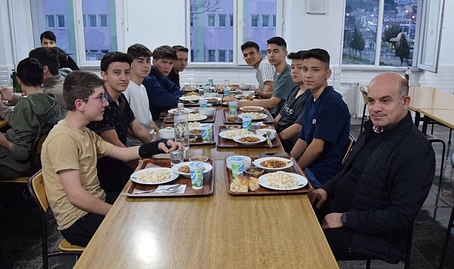 Çan Kaymakamı Dr. Emre Nebioğlu, Fen Lisesi öğrencileriyle iftar yaptı